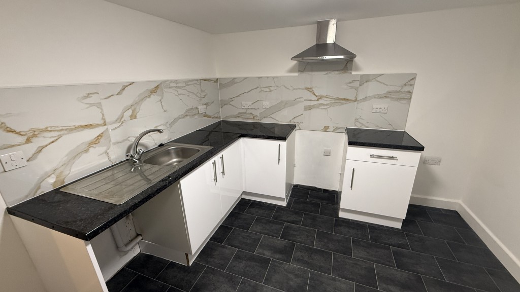 Lot: 157 - FREEHOLD PART VACANT RESIDENTIAL INVESTMENT WITH POTENTIAL INCOME OF £27,000 PER ANNUM - Internal image of basement flat kitchen